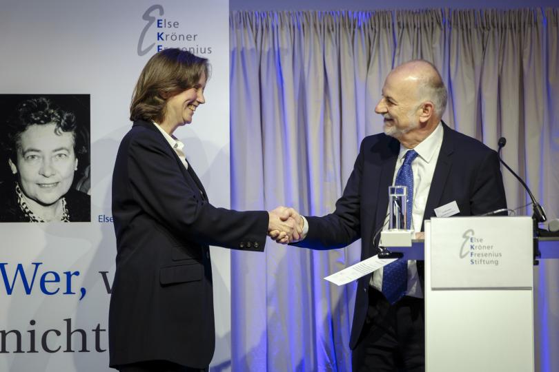 Dr. Dieter Schenk, Vorsitzender des Stiftungsrates der Else Kröner-Fresenius-Stiftung überreicht Dr. Carina Vetye-Maler die Urkunde