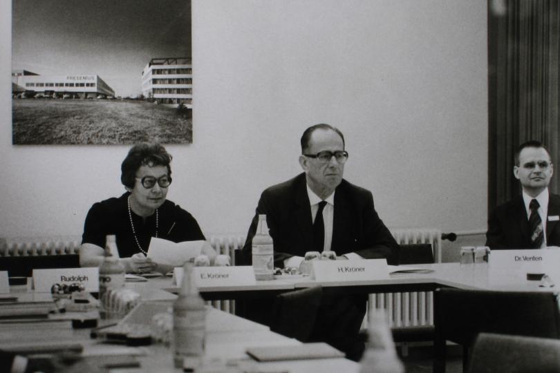 Else und Hans Kröner bei einer Pressekonferenz anlässlich der Eröffnung des Werks St. Wendel im November 1974.