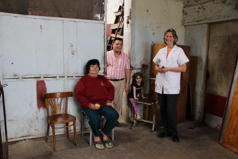 Dr. Carina Vetye-Maler versorgt Patienten mit Medikamenten