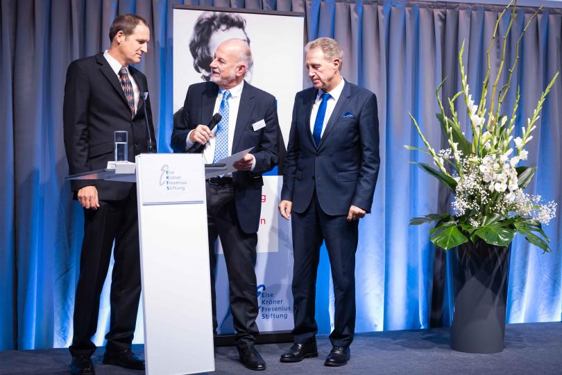 Dr. Dieter Schenk, Chairman of the EKFS Foundation Council, hands over the certificate to Dr. Martin Rohacek accompanied by Norbert Barthle, Parliamentary State Secretary for Economic Cooperation and Development.