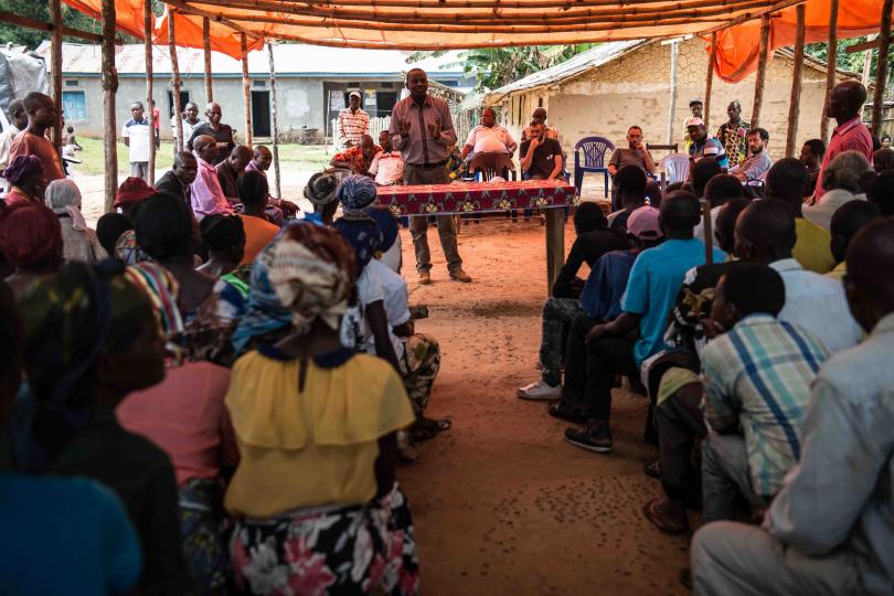 Dr. Florent Mbo informiert die lokale Bevölkerung über die Pläne zu einer epidemiologischen Studie in der DR Kongo (März 2017).