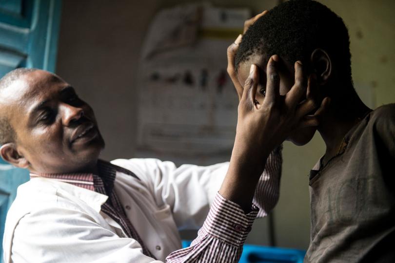 Dr. Florent Mbo untersucht einen Patienten in der DR Kongo (März 2017). 