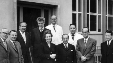 Around 1960: Else Fernau among employees.