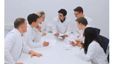 Projektleiter PD Dr. Arash Haghikia (Mitte) und sein Team während einer Projektbesprechung.   Von links nach rechts: Andrzei Jasina, Johann Rößler, Friederike Zimmermann, PD Dr. Arash Haghikia, Paul Schumann, Philipp Heinze, Vasana Nageswaran. 