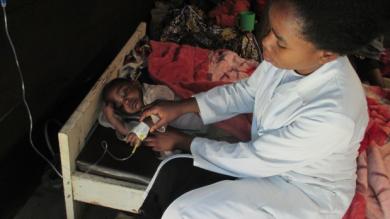 Die Pflegerin Faraja Sukari Charline auf der Kinderstation in Chiragwabwa