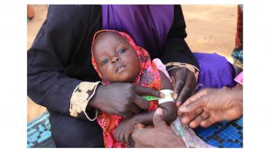 Dank der Unterstützung der EKFS werden Mütter im Niger darin geschult, mit Hilfe eines farbigen Bandes den Umfang des Oberarms ihrer Kinder zu messen und so selbst frühzeitig Mangeernährung zu erkennen.