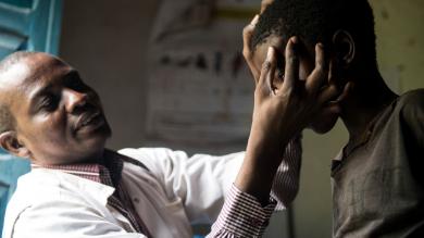 Dr. Florent Mbo untersucht einen Patienten in der DR Kongo (März 2017). 