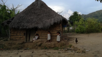 Indigene Kinder vor ihrem Haus