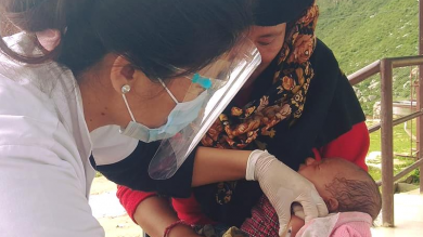 Impfung eines Neugeborenen unter Corona-Bedingungen