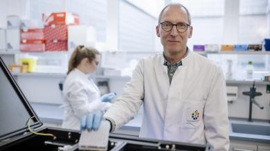 Prof. Dr. Sven Brandau des Else Kröner Medical Scientist Kollegs „University Medicine Essen Medical Scientist Academy" mit seiner Mitarbeiterin Ronja Schirrmann