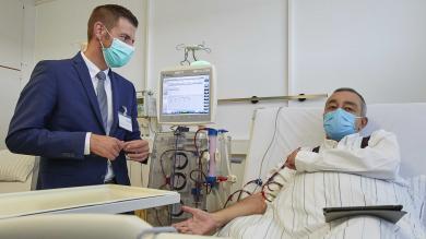 Prof. Dr. Dr. Thimoteus Speer mit einem Dialyse-Patienten