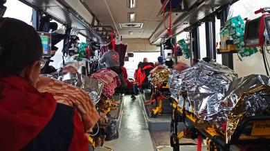 Evakuierung von Verletzten in unserem MICU-Bus (mobile Intensive Care Unit) von Donetsk Oblast zurück nach Dnipro.