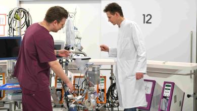 Dr. Koliogiannis und Prof. Dr. Lange vor der Maschinenperfusion einer Spenderleber