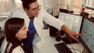Natascha Köstlin-Gille und ihre Mitarbeiterin Stefanie Dietz bei der Arbeit 
