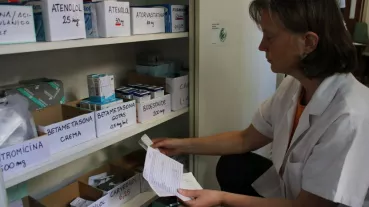Die fehlenden Medikamente steuern Carina Vetye-Maler und Apotheker ohne Grenzen bei.