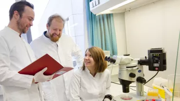: PD Dr. Nico Lachmann (left) is working together with Patrick Blank (middle) and Dr. Miriam Hetzel (right) on the new gene therapy approach