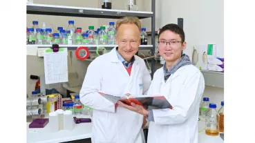 Urologist Dr. med. Jun Li and immunologist Prof. Dr. Marcus Groettrup discussing data in their laboratory at the University of Konstanz