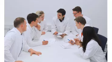 Project leader PD Dr. Arash Haghikia (middle) and his team discuss results during lab meeting.    Left to rigth: Andrzei Jasina, Johann Rößler, Friederike Zimmermann, PD Dr. Arash Haghikia, Paul Schumann, Philipp Heinze, Vasana Nageswaran. 
