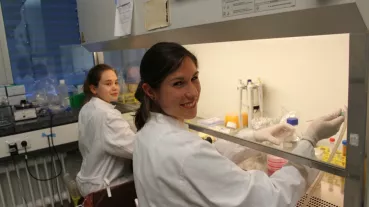Die Biotechnologin Dr. Julia Niemann (rechts) und Biochemie-Masterstudentin Malin Peter (links) an der Zellkulturbench