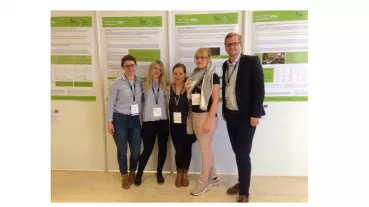 (a)	Arbeitsgruppe vor Ihren Postern auf dem Sleep and Breathing Kongress in Marseille, Frankreich