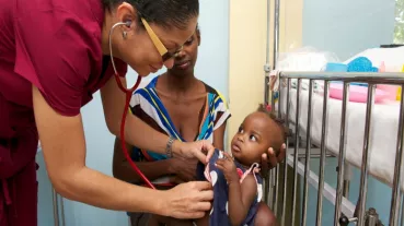 Die angehende Kinderärztin Dr. Lallemand untersucht ein Kind im St. Damien-Krankenhaus