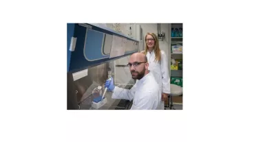 Doktorand Pascal Haimerl und Projektleiterin Julia Esser-von Bieren erforschen die fehlgeleitete Aktivierung von Stoffwechselprozessen und Makrophagen bei Asthma, Nasenpolypen und Analgetikaintoleranz