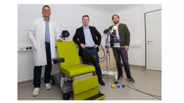 Projektteam vor Setup zur transkraniellen Magnetstimulation 