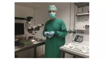 Dr. Giannou (NP, MD, Msc, PhD) im mikrochirurgischen Labor