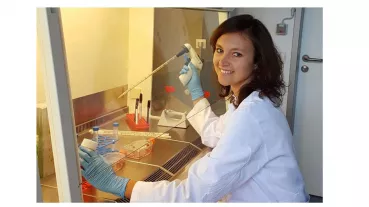Cap on: Project leader Dr. Dr. Susanne Lütje at the cell culture bench