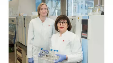 Dr. rer. nat Nadine Gehrke (left) and technician Irina Wagner (right)