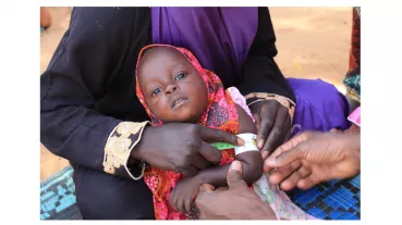 Thanks to the support of the EKFS, mothers in Niger are trained to measure the circumference of their children's upper arms with the help of a colored gauge and thus to recognize malnutrition themselves at an early stage.
