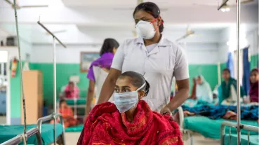 Pflegerin mit TB-Patientin im Bantra St. Thomas Home, der Partnerorganisation des German Doctors e.V.