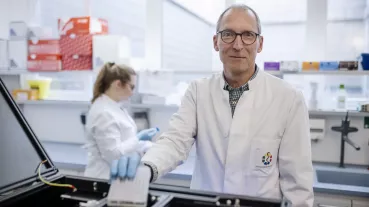 Prof. Dr. Sven Brandau des Else Kröner Medical Scientist Kollegs „University Medicine Essen Medical Scientist Academy" mit seiner Mitarbeiterin Ronja Schirrmann