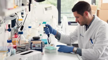 Philipp Schommers carrying out an experiment in labs at the University of Cologne 