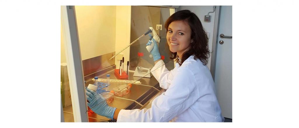 Cap on: Project leader Dr. Dr. Susanne Lütje at the cell culture bench