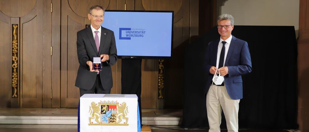 Prof. Dr. Gerhard Bringmann (l.) and Bavarian Minister of Science Bernd Sibler