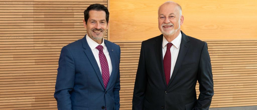 TUM President Prof. Thomas F. Hofmann (left) and Dr. Dieter Schenk, the Chairman of the Board of the Else Kröner-Fresenius Foundation.