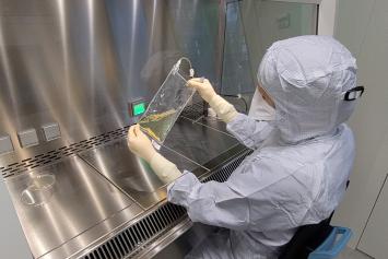 Herstellung tumorspezifischer CAR-NK-Zellen in den Reinräumen des DRK-Blutspendedienstes in Frankfurt.