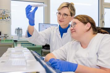 Dr. Linda Schönborn and Julia Klauke (MTLA) during evaluation of a thrombocyte function test
