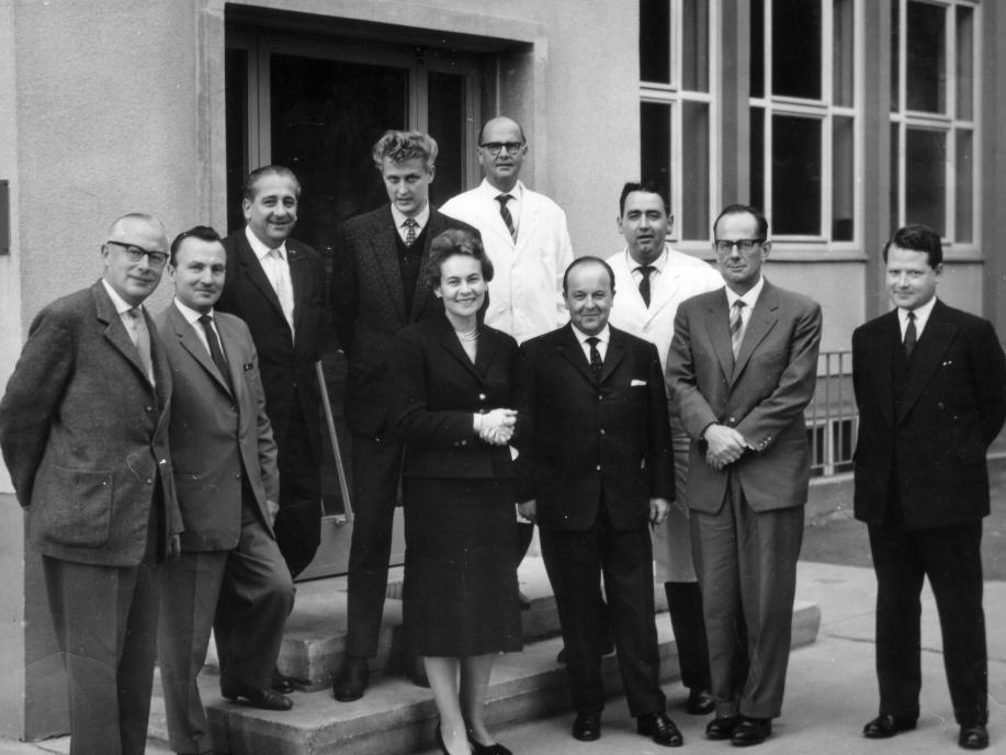 Around 1960: Else Fernau among employees.