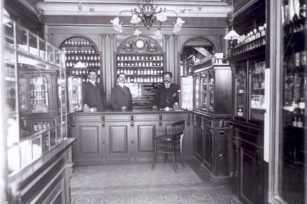 Blick in die Hirsch-Apotheke im Jahre 1910. 