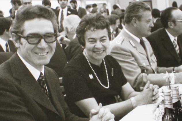 Else Kröner with Dr. Sinnwell celebrating the inauguration of the plant in St. Wendel in November 1974.